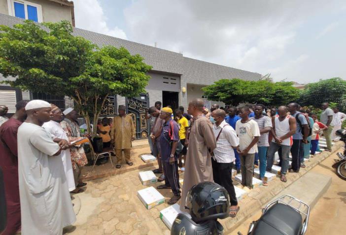 Distribution de kits scolaires à Adétikopé, septembre 2025
